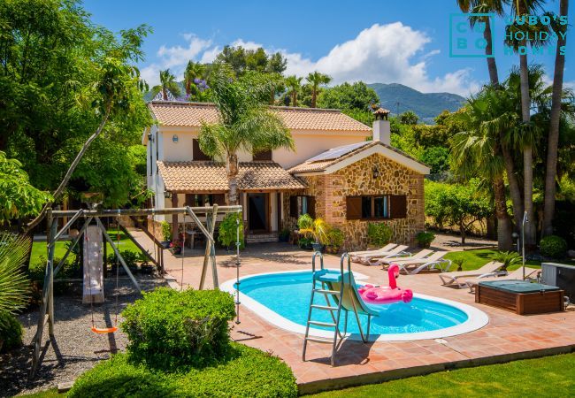 Piscina climatizada de esta villa en Alhaurín de la Torre