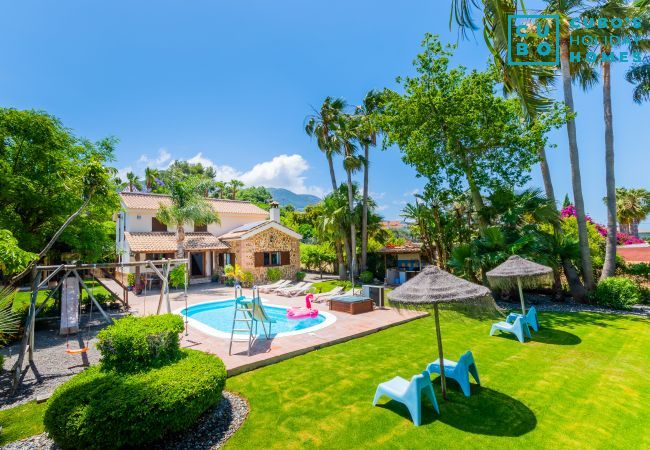 Piscina climatizada de esta villa en Alhaurín de la Torre