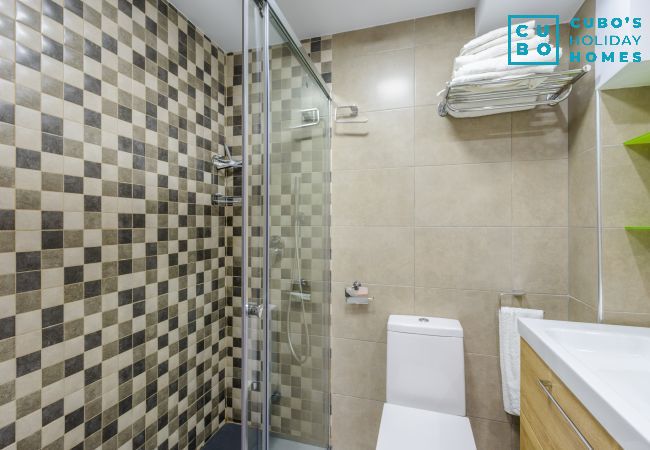 Baño de este apartamento en Benalmádena