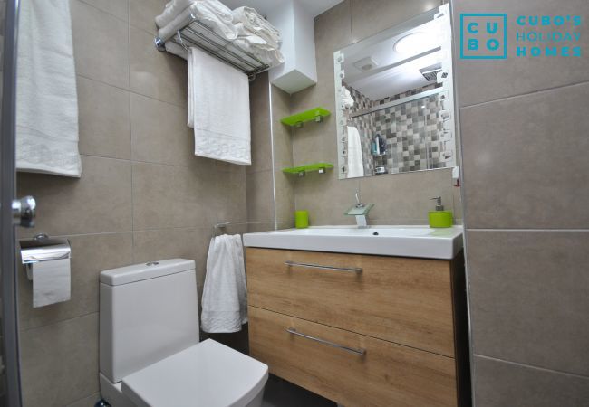 Baño de este apartamento en Benalmádena