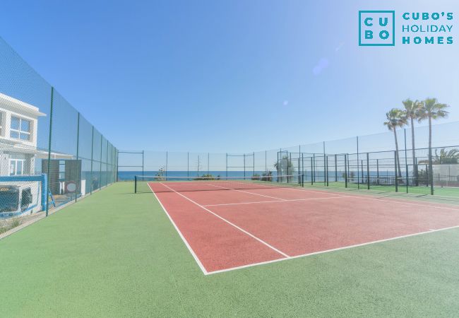 Pistas de tenis comunitarias de este apartamento en Marbella