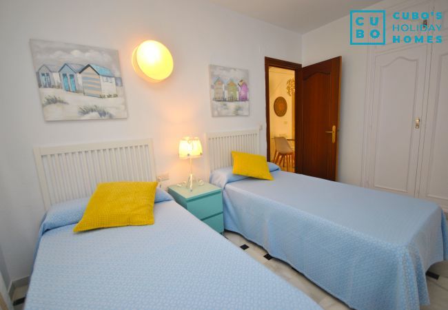 Dormitorio individual de este apartamento en Marbella