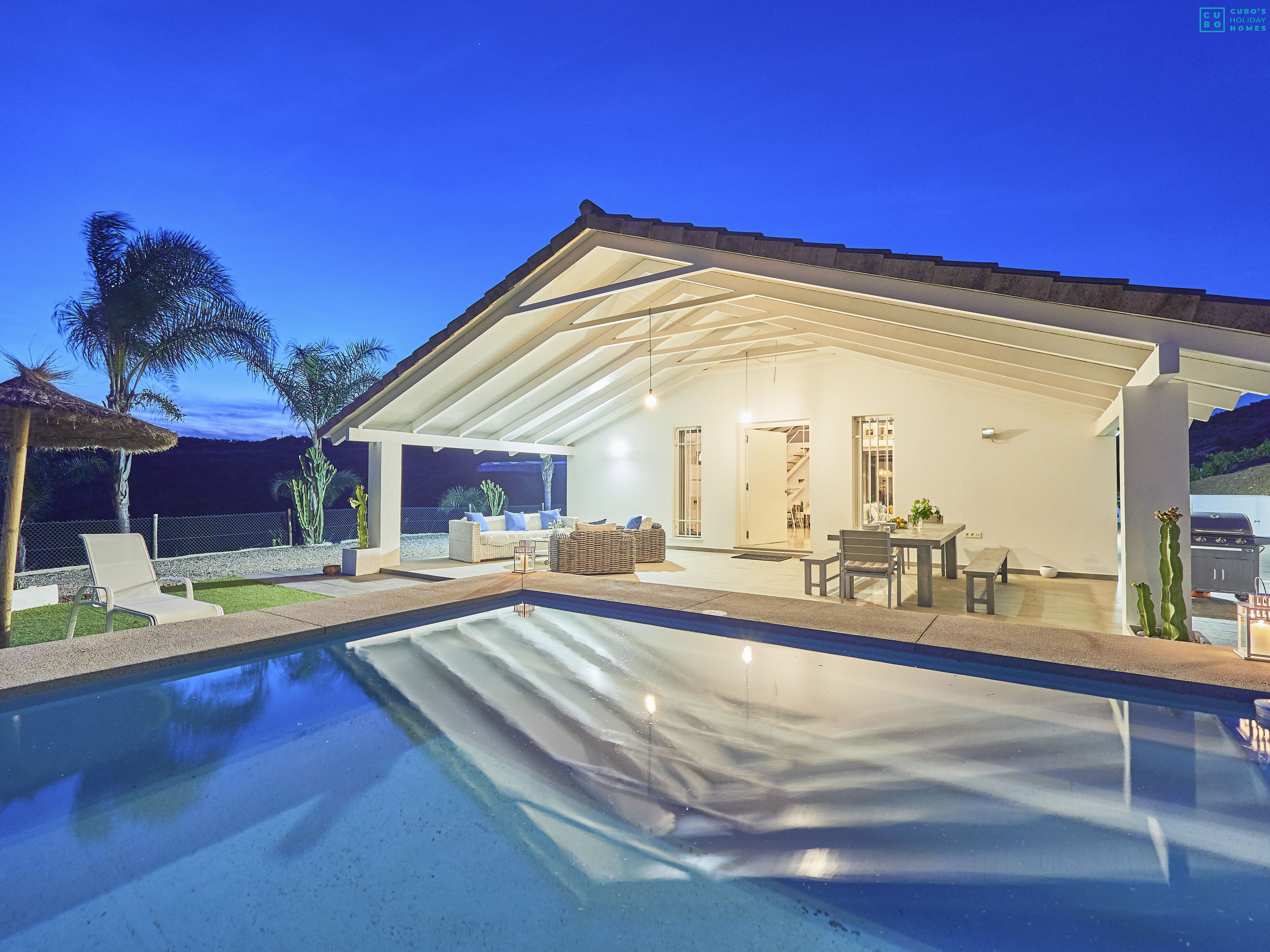 Piscina y exteriores de esta Villa 