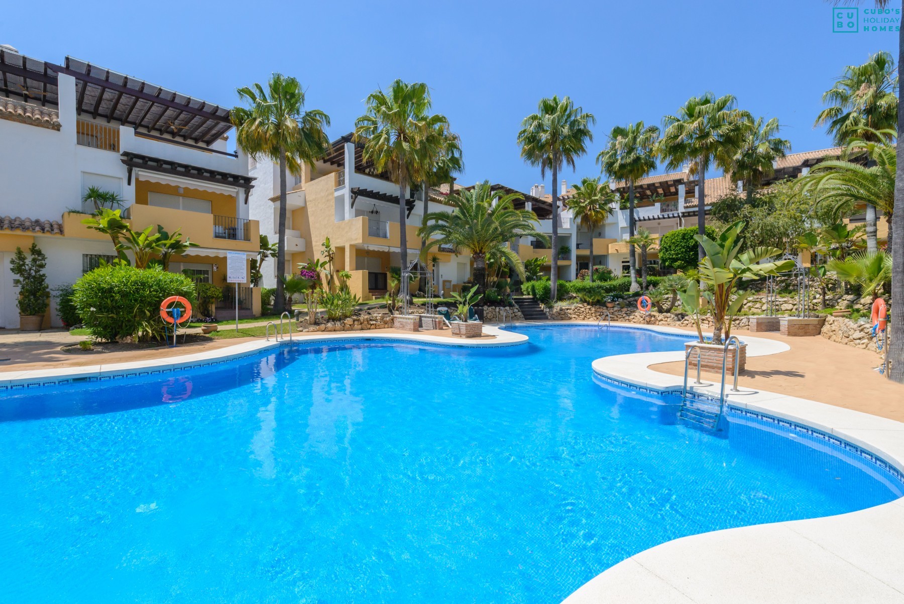 Piscina comunitaria de este apartamento en Marbella