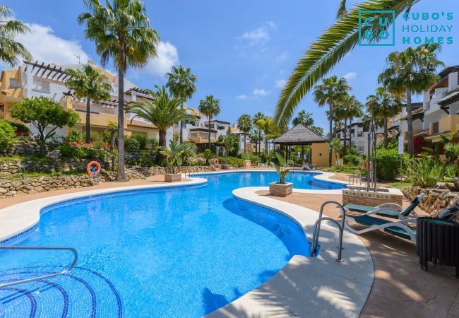 Piscina comunitaria de este apartamento en Marbella