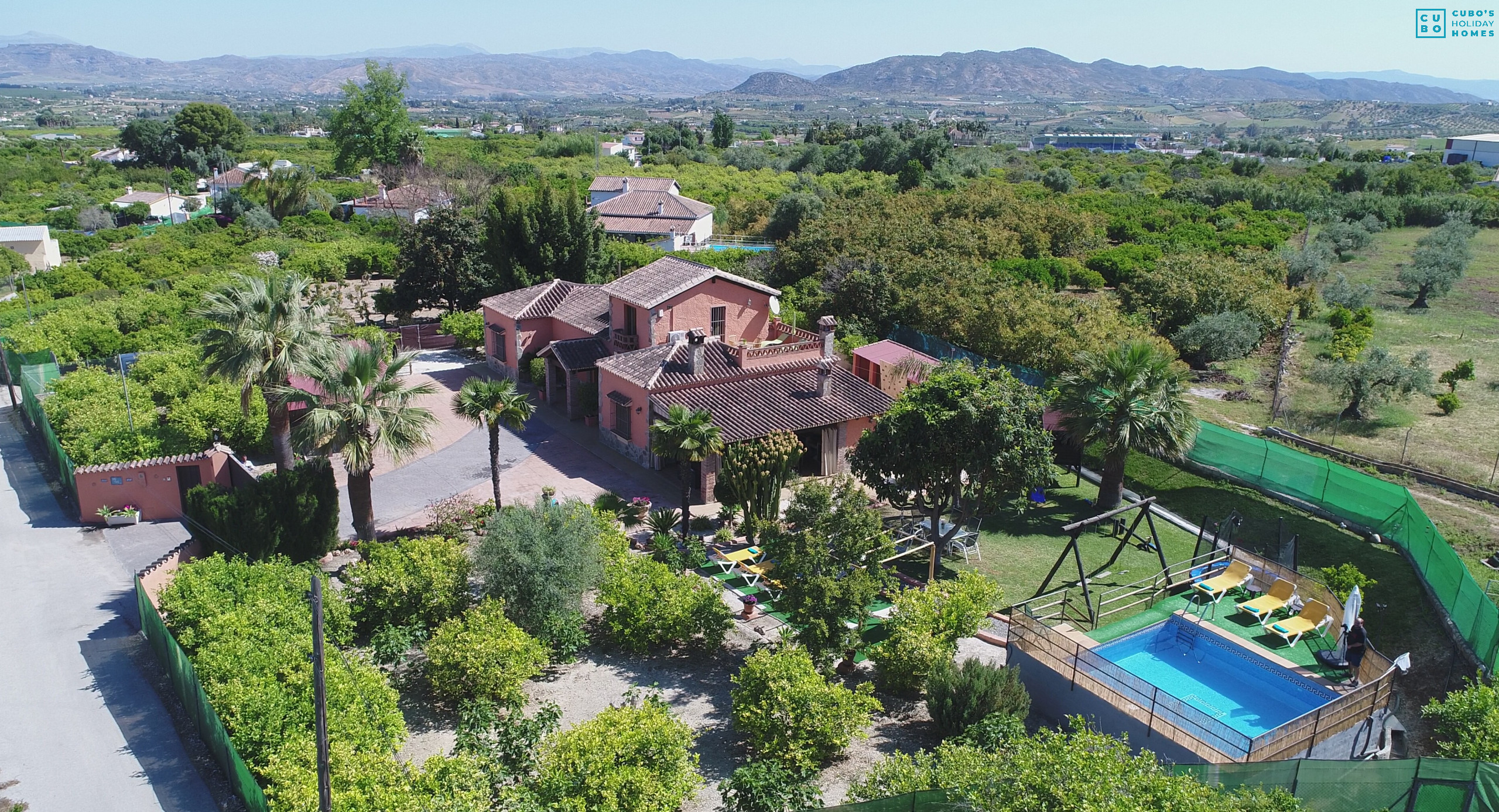 Vista aérea de la Villa Family de Cubo's, en el tranquilo entorno de Alhaurín el Grande