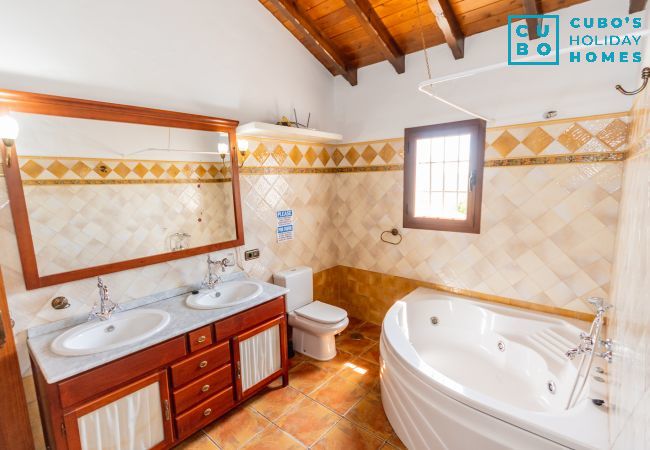 Baño con jacuzzi de esta villa en Alhaurín el Grande