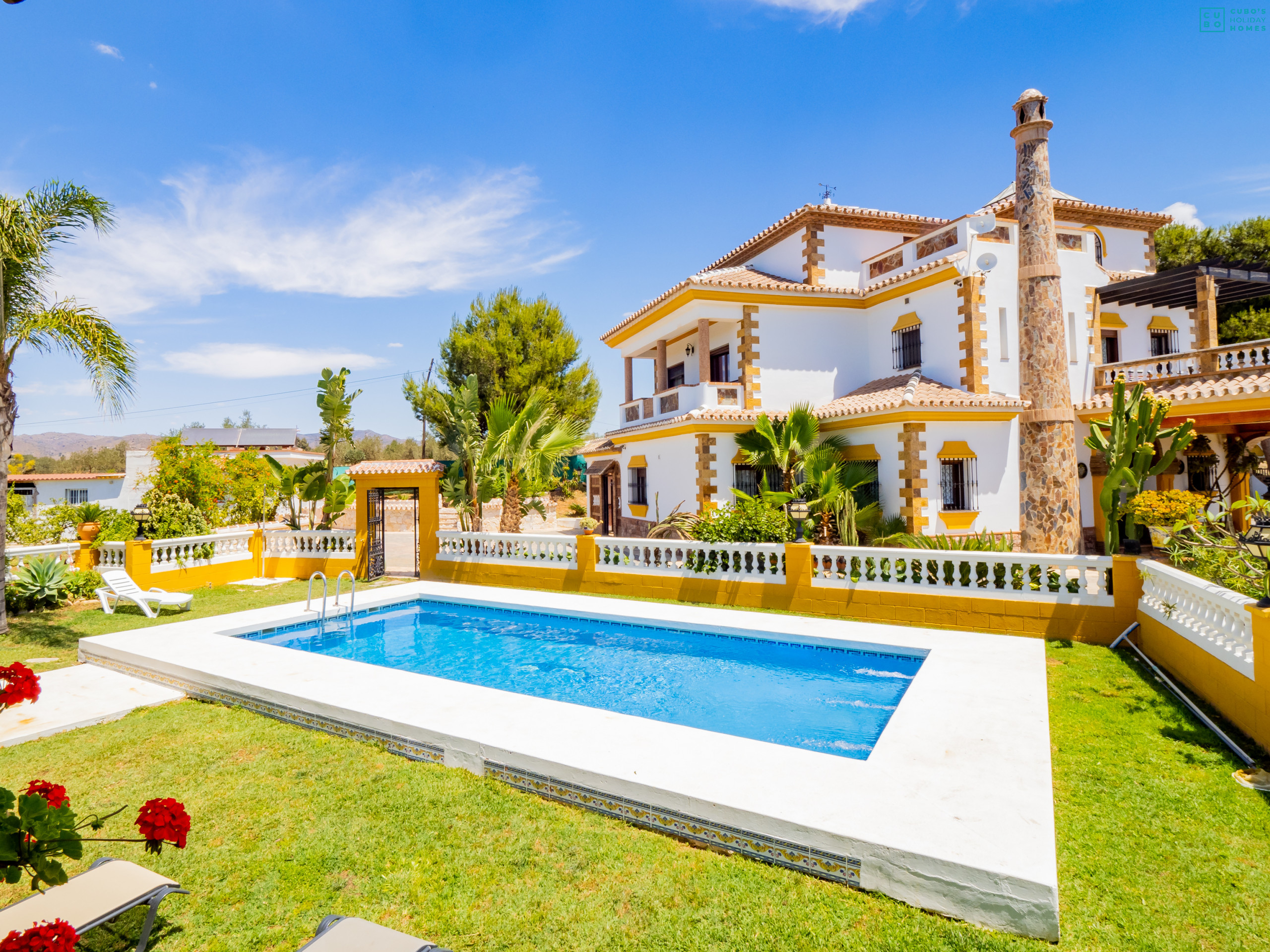 Piscina y vista general del alojamiento familiar en Málaga