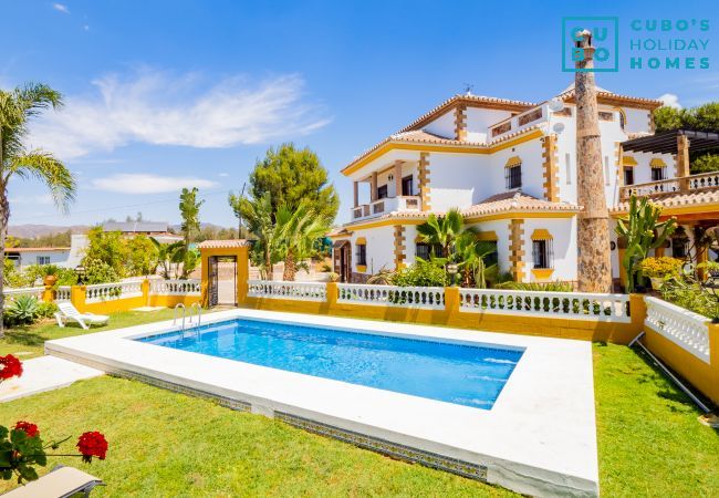 Piscina y vista general del alojamiento familiar en Málaga