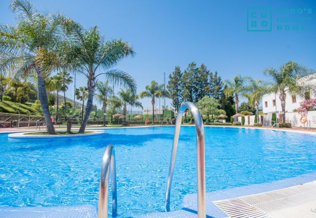 Piscina comunitaria de este apartamento en la Cala de Mijas