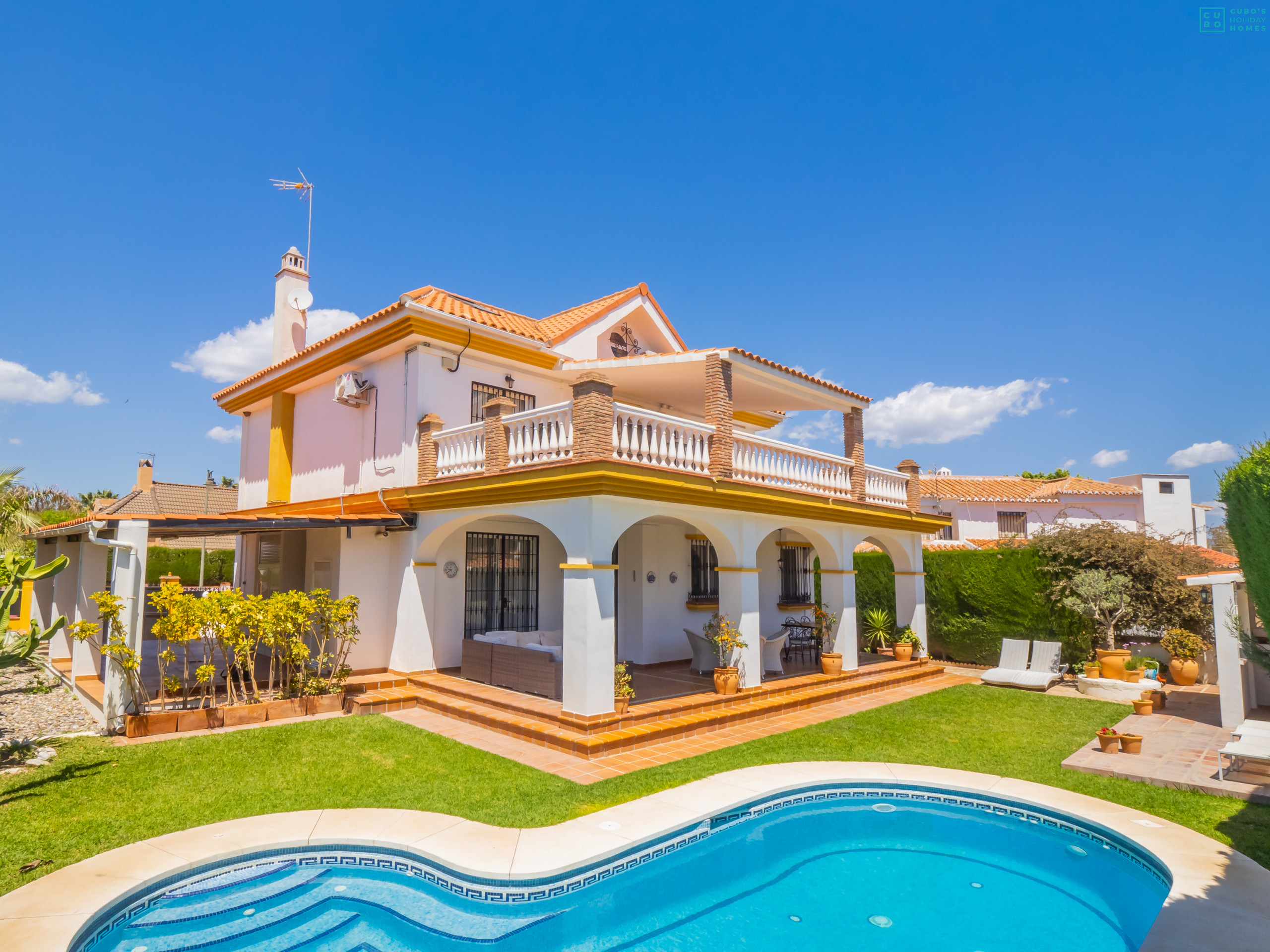 Piscina y exterior de esta casa en Guadalmar 