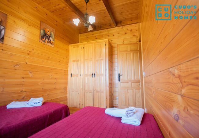 Dormitorio de esta casa de madera en Alhaurín el Grande
