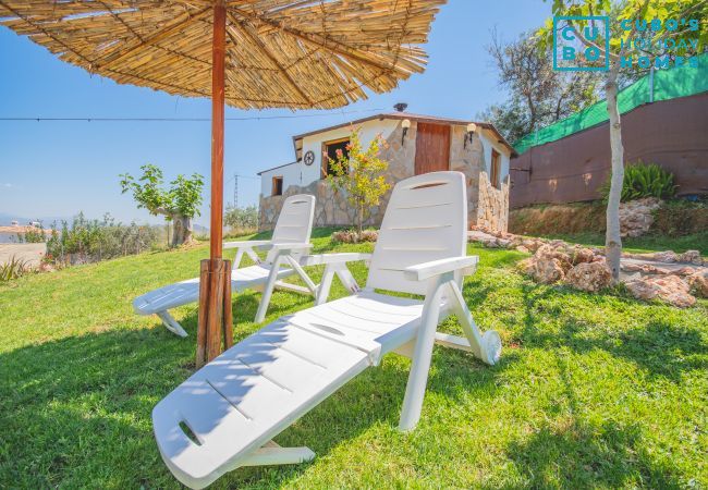 Jardín de esta casa de madera en Alhaurín el Grande