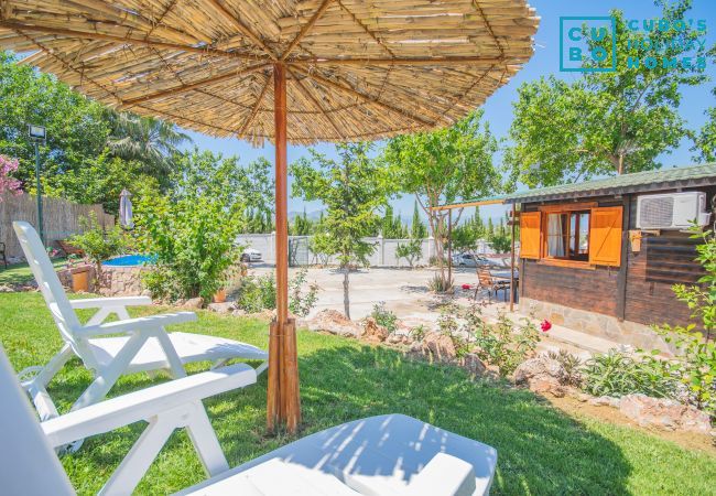 Jardín de esta casa de madera en Alhaurín el Grande