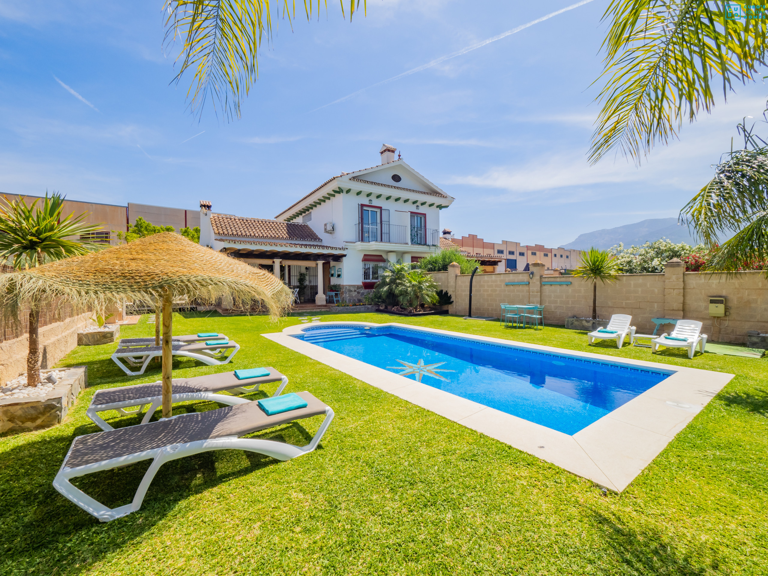 Vista de piscina privada de alojamiento rural en Málaga.