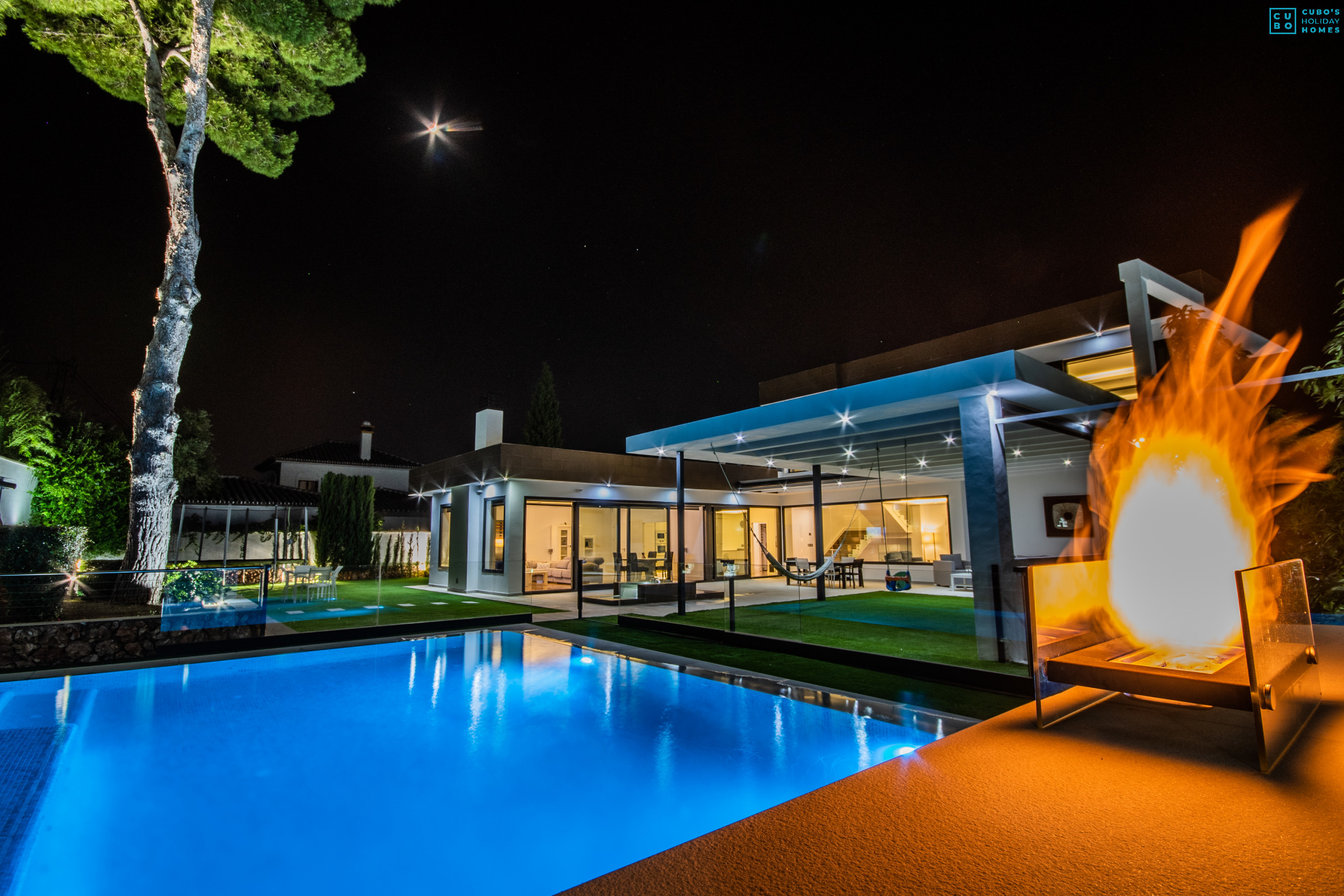 Piscina privada por la noche de la villa de lujo Elena en Alhaurín el Grande, Málaga