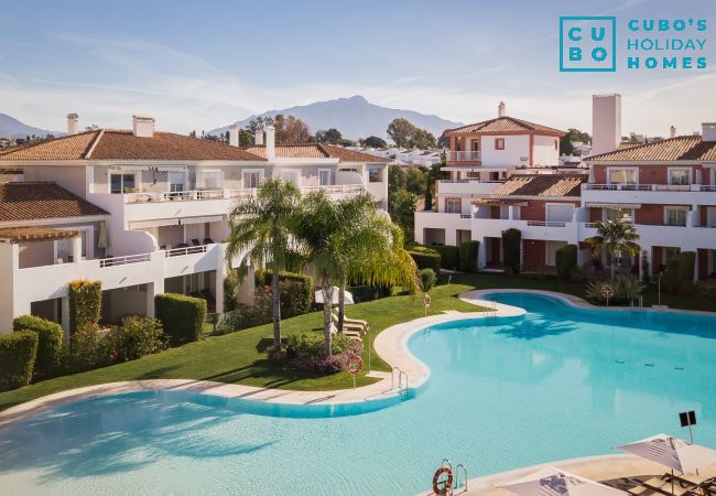 Piscina comunitaria de este apartemento en Marbella