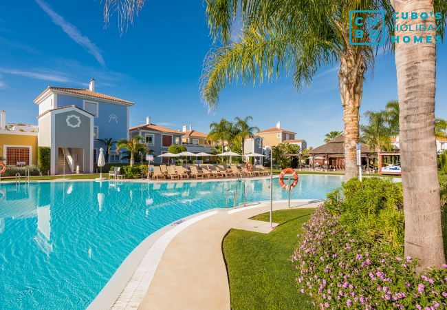 Piscina privada de este apartemento en Marbella