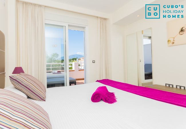 Dormitorio de este apartamento en Marbella 