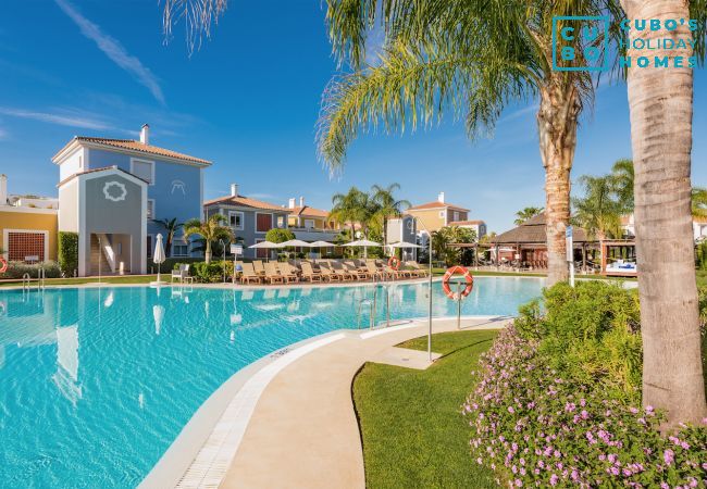 Piscina comunitaria de este apartamento en Marbella