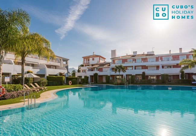 Piscina comunitaria de este apartamento en Marbella