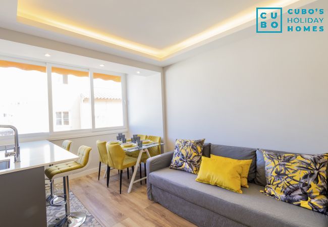 Salón comedor de este apartamento en Estepona