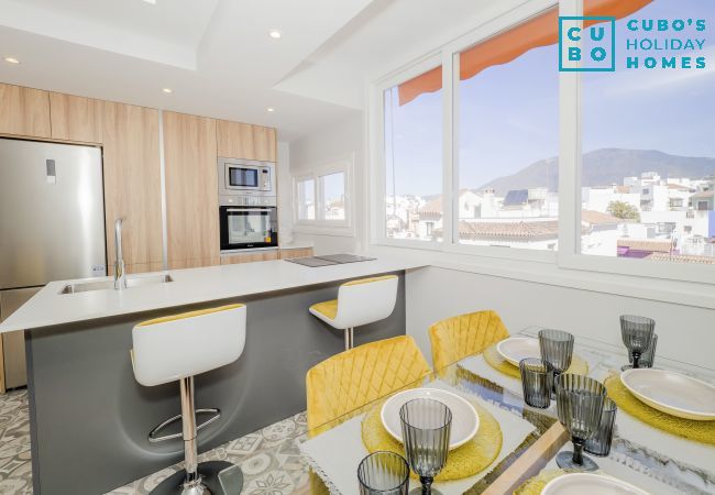 Salón comedor de este apartamento en Estepona