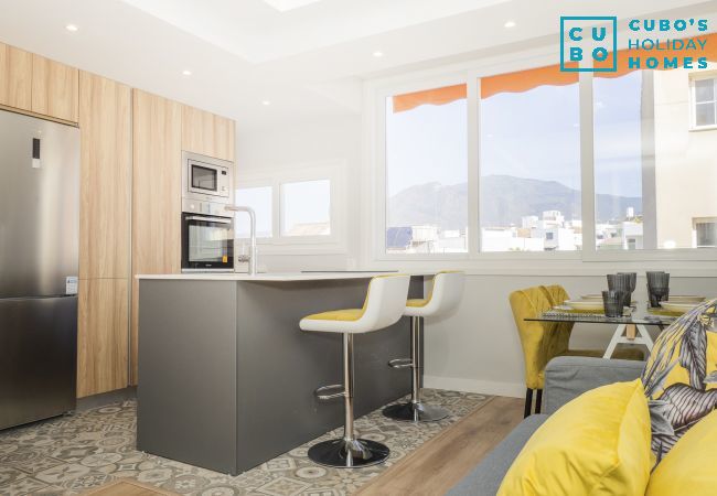 Salón comedor de este apartamento en Estepona