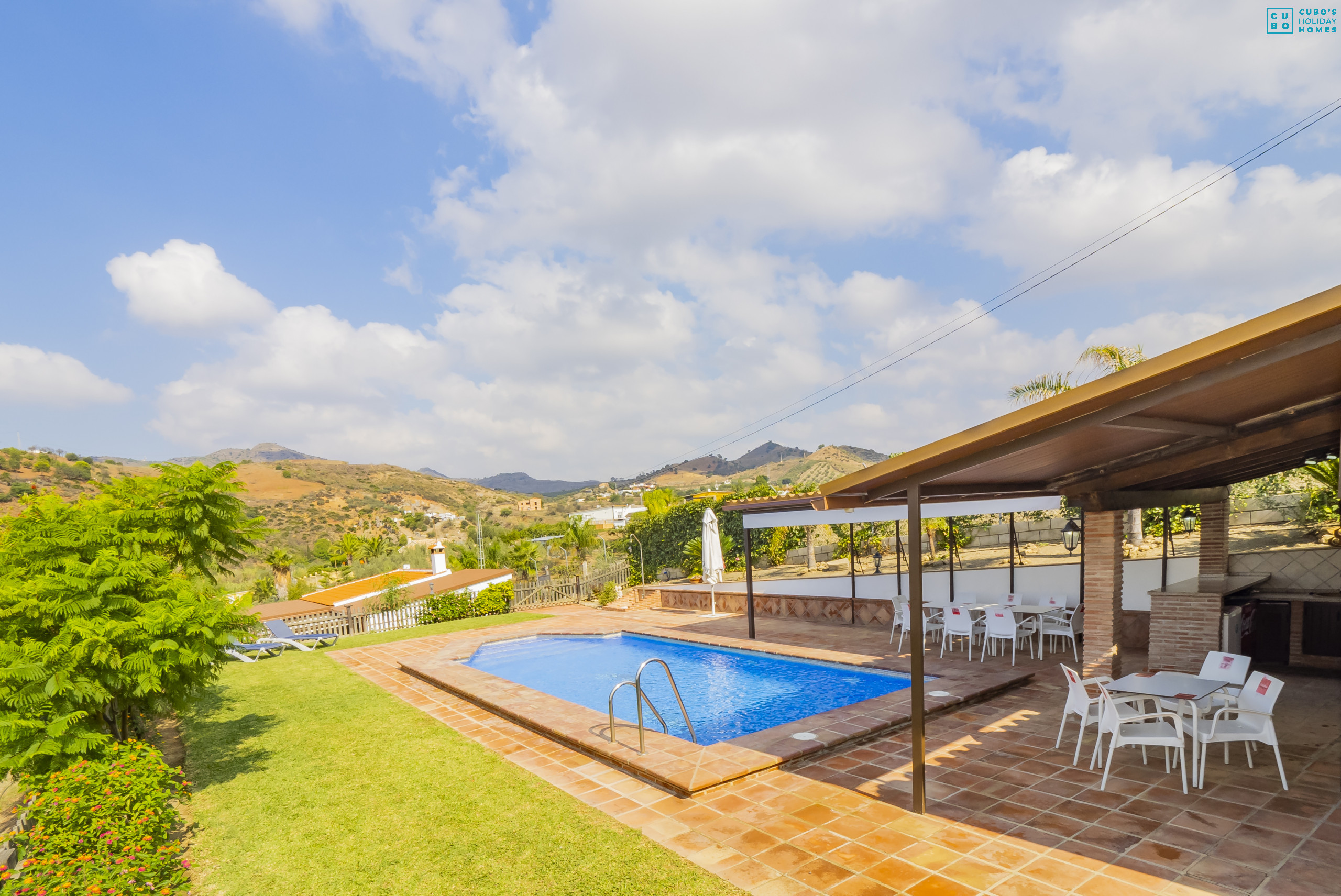 Piscina de esta casa rural en Pizarra