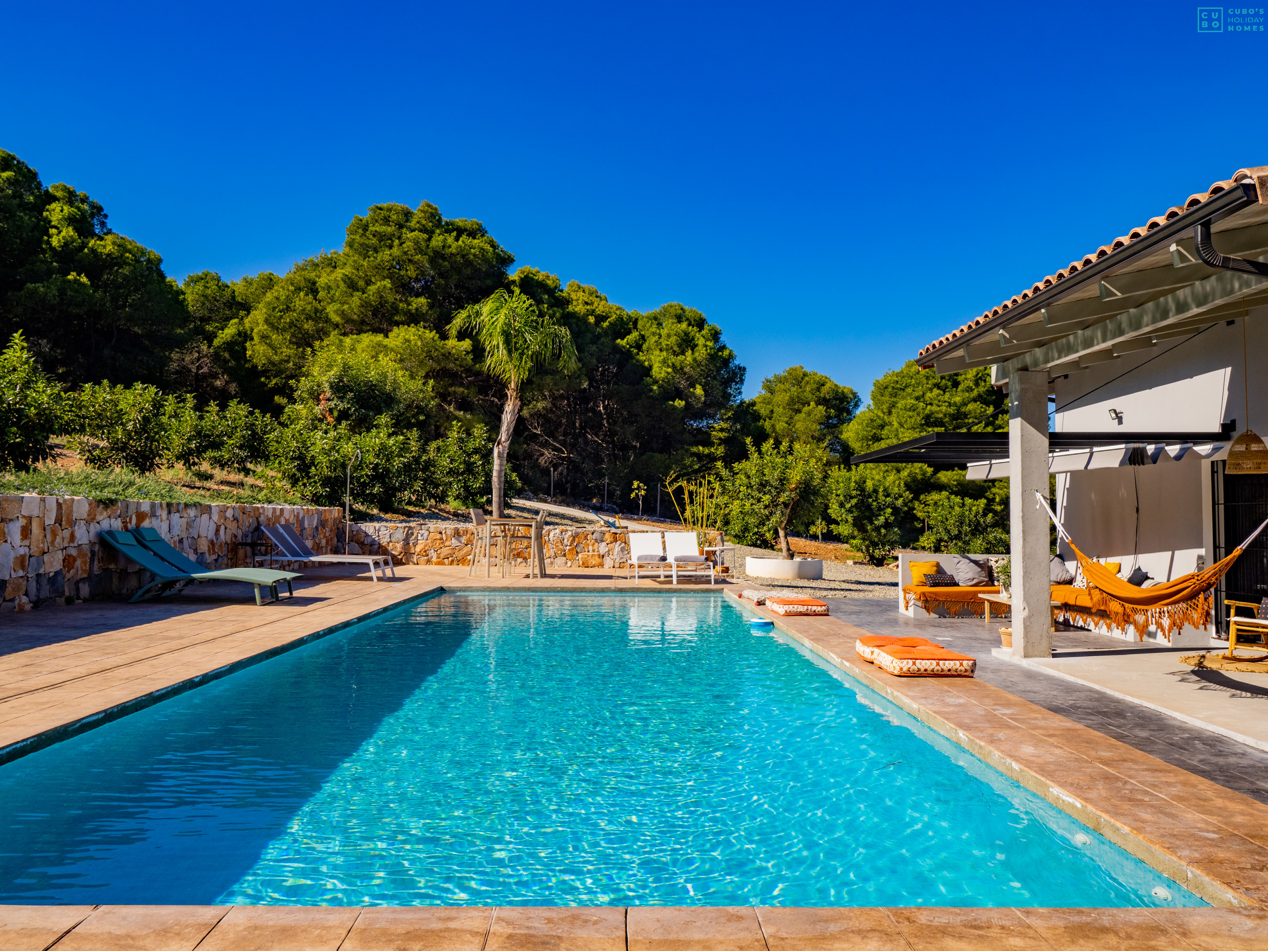 Piscina soleada de esta Villa de lujo junto a la Sierra de Alhaurín