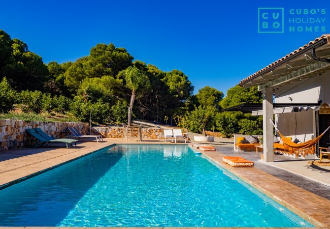 Piscina soleada de esta Villa de lujo junto a la Sierra de Alhaurín