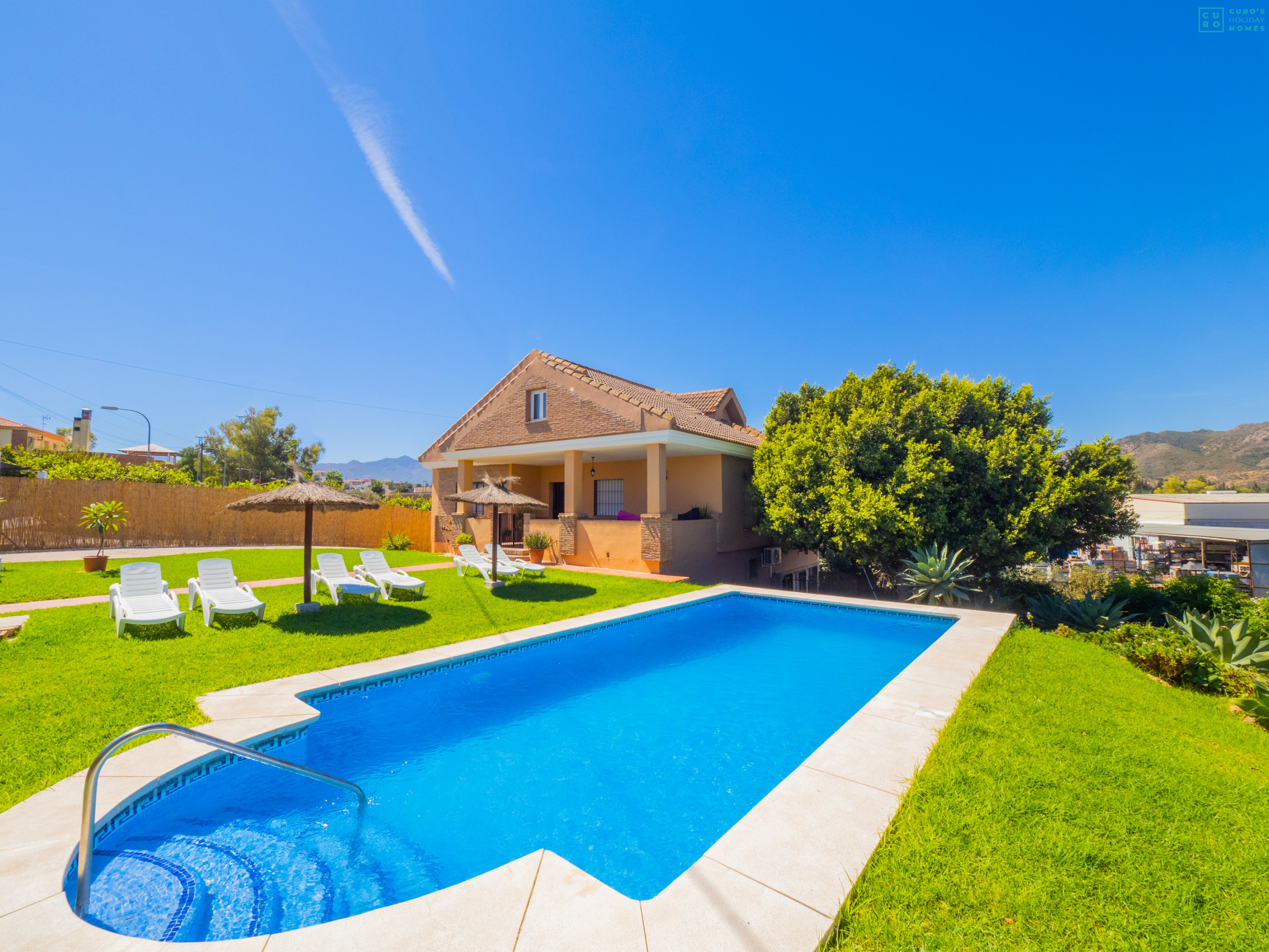 Piscina y jardín de esta gran Villa en Alhaurín