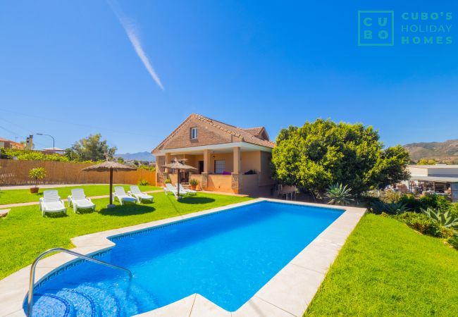 Piscina y jardín de esta gran Villa en Alhaurín