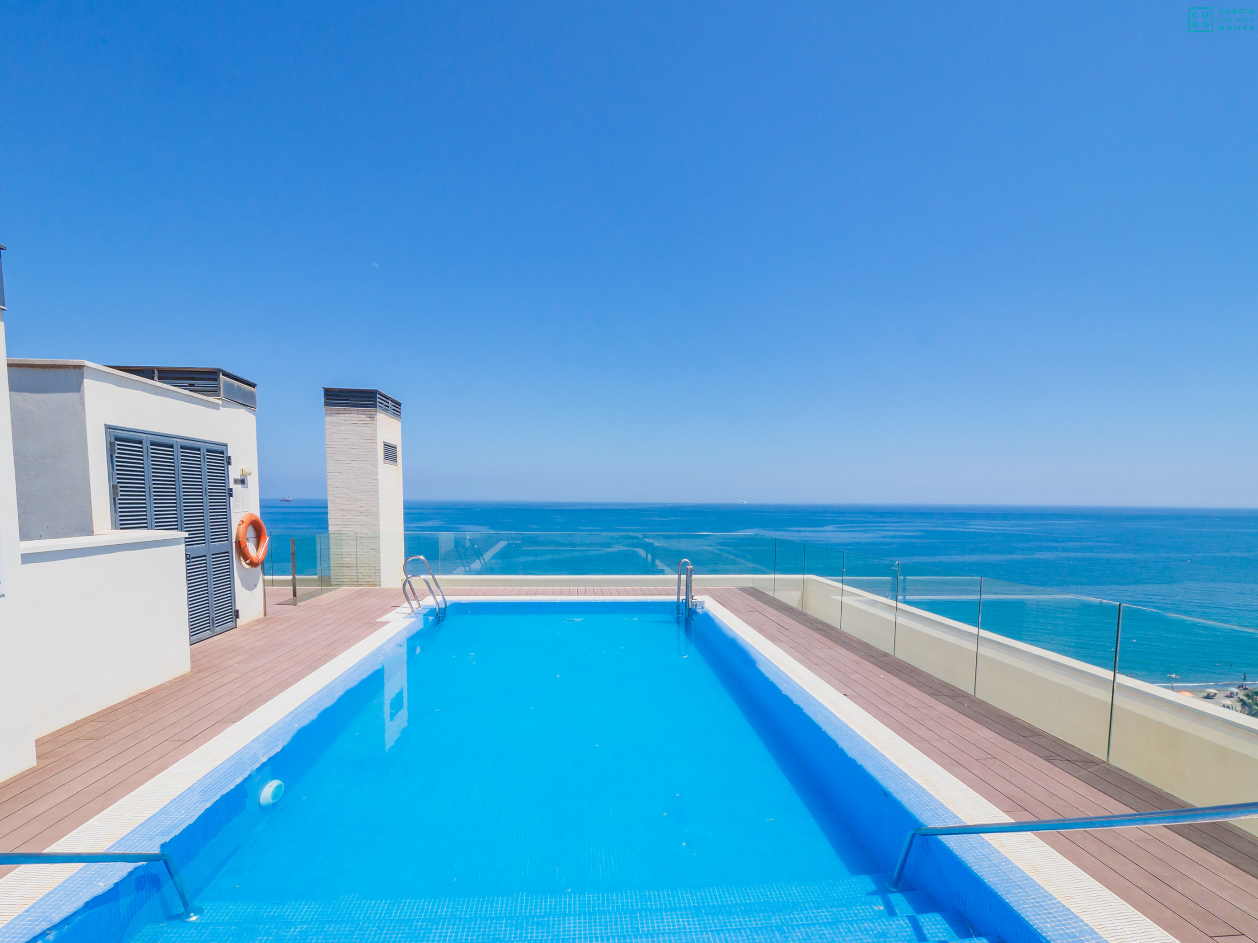 Piscina en tejado de la comunidad. Vistas a playa y Málaga