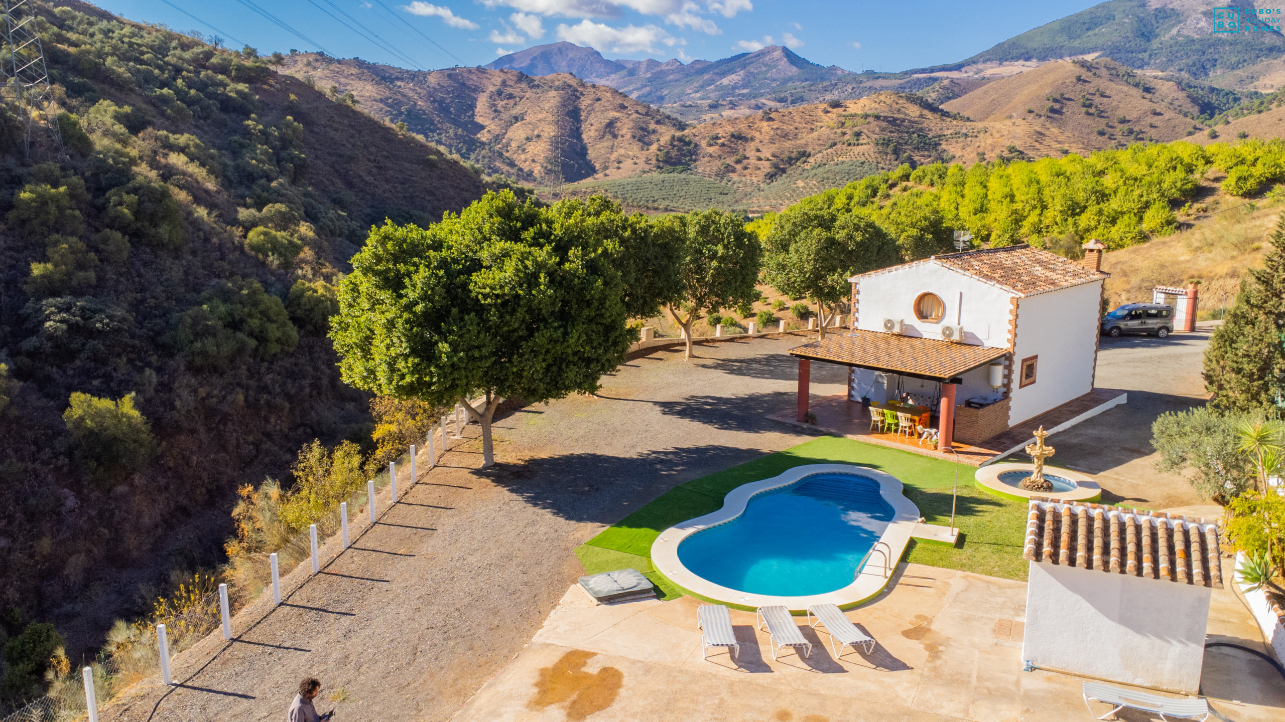 Casa rural con piscina privada. Muy familiar y con bonitas vistas. 