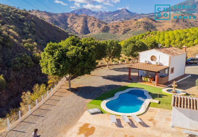 Casa rural con piscina privada. Muy familiar y con bonitas vistas. 