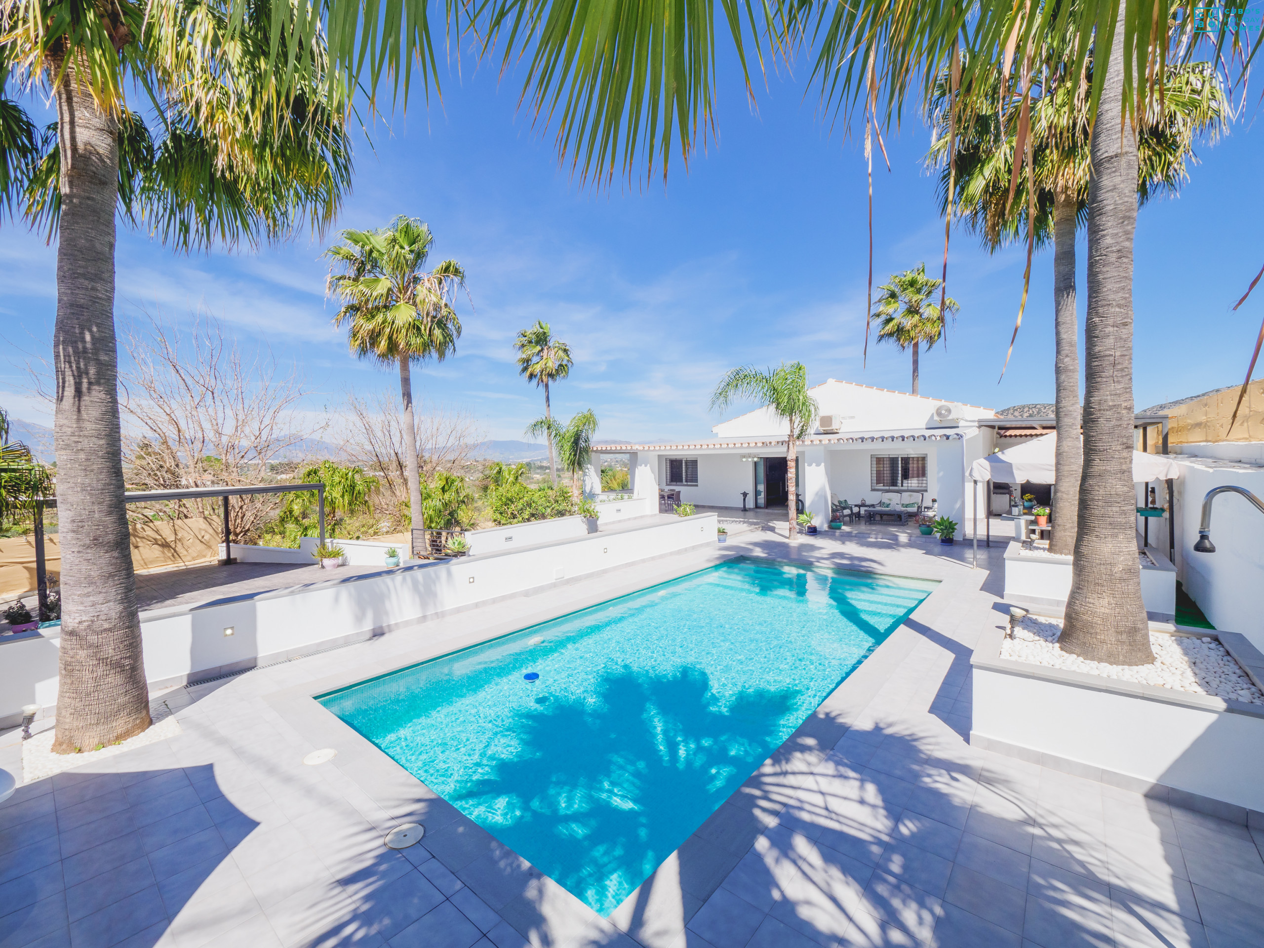 Piscina privada en entorno íntimo y tranquilo. 