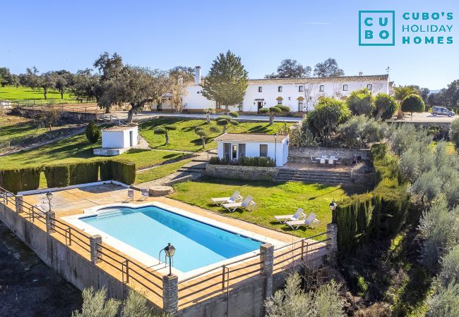 Maravillosa casa rural con piscina ideal para familias cerca de Ronda