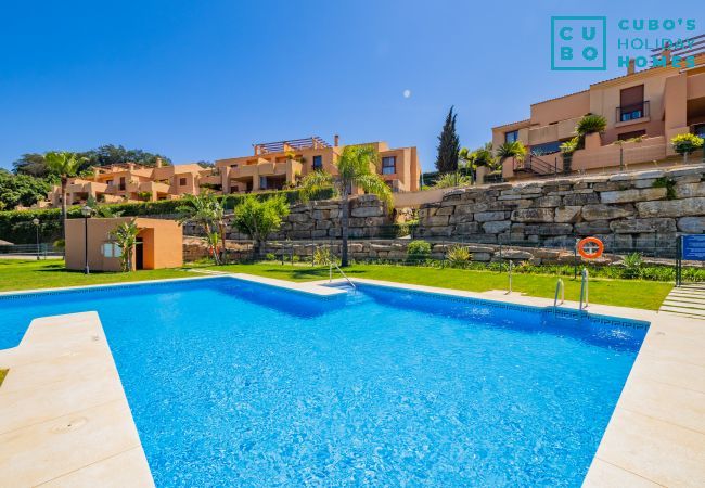 Vista de la comunidad y de la piscina comunitaria del alojamiento en Soto de Marbella. 