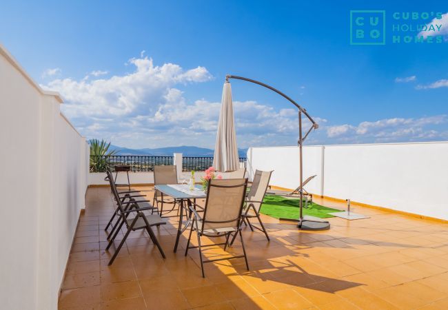 Terraza del apartamento, soleada  y familiar. Con mobiliario de jardín.