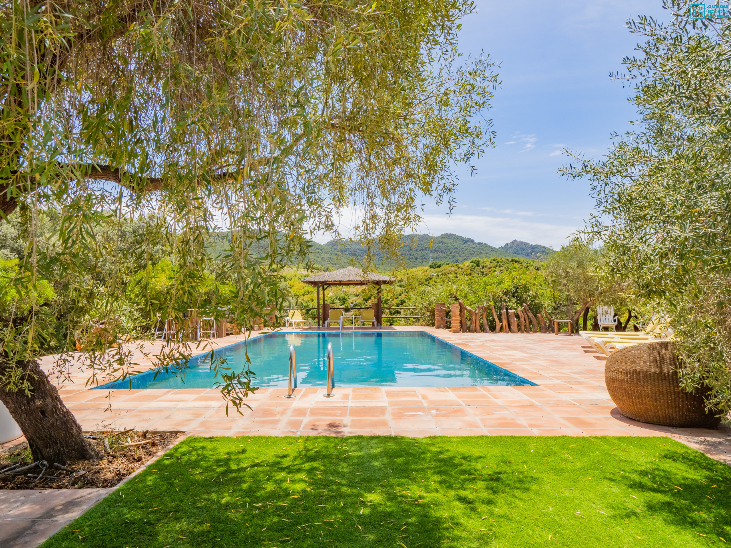 Piscina de la casa rural con dos cabañas y su entorno natural. 