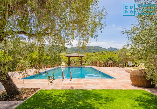 Piscina de la casa rural con dos cabañas y su entorno natural. 