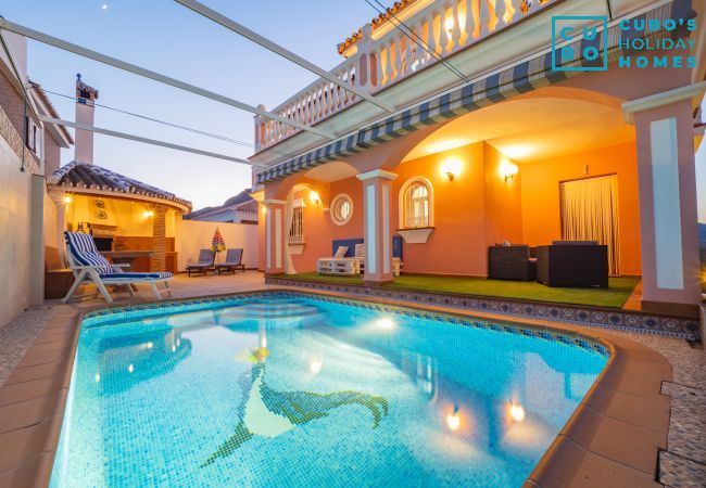 Villa vacacional privada con piscina en Álora para 9 personas.