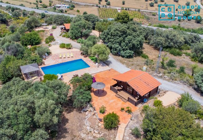 Piscina del alojamiento y su entorno natural de la encantadora cabaña de madera.  