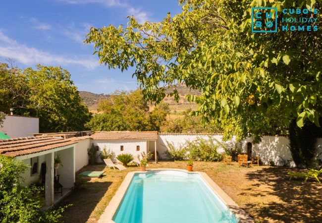 Casa rural con piscina privada cerca de Ronda para 11 personas.