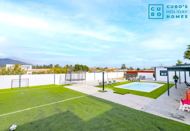 Exteriores con piscina privada y actividades familiares, campo golf, zona exterior cubierta