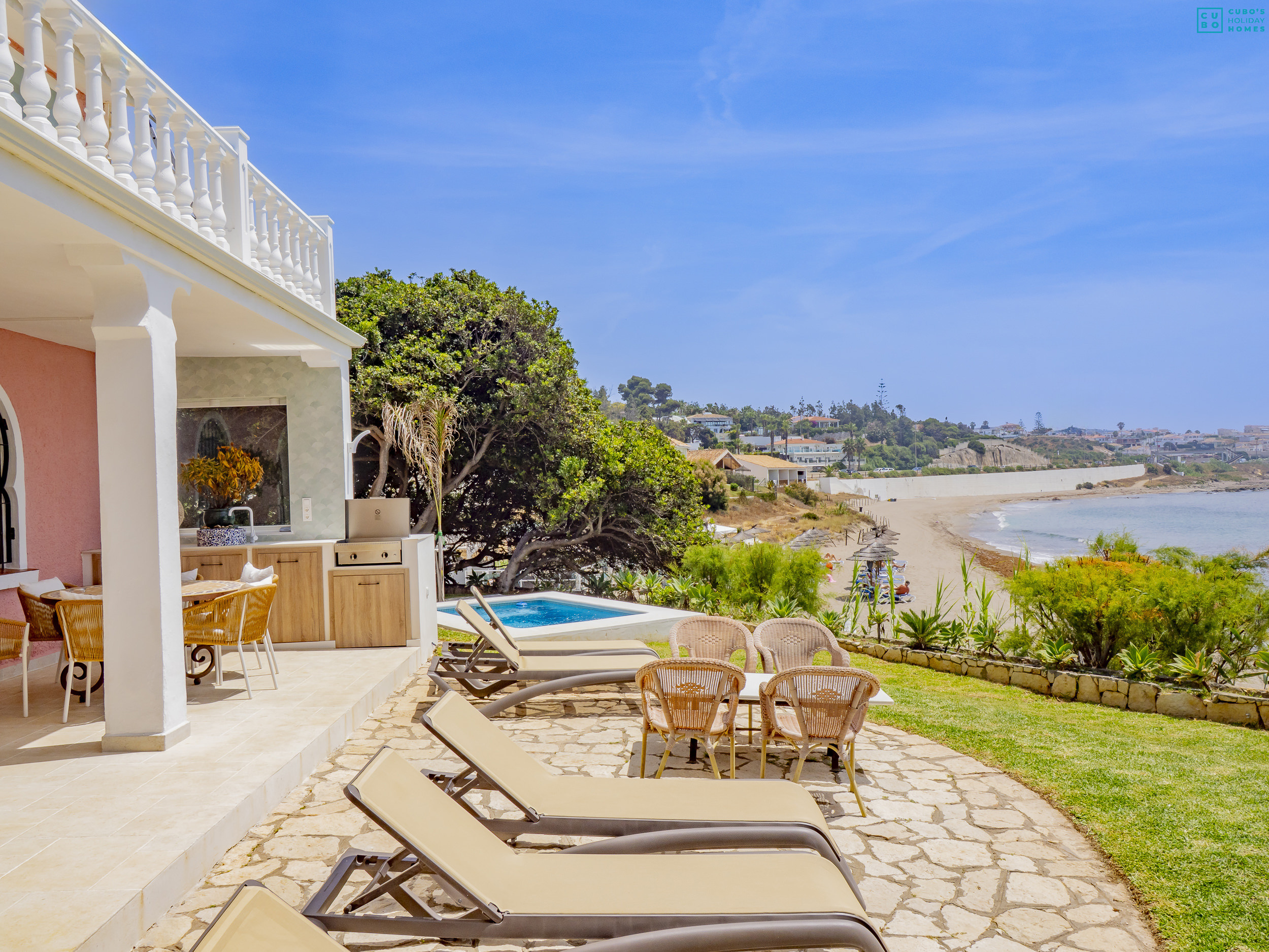 Villa vacacional en Mijas con piscina junto a la playa