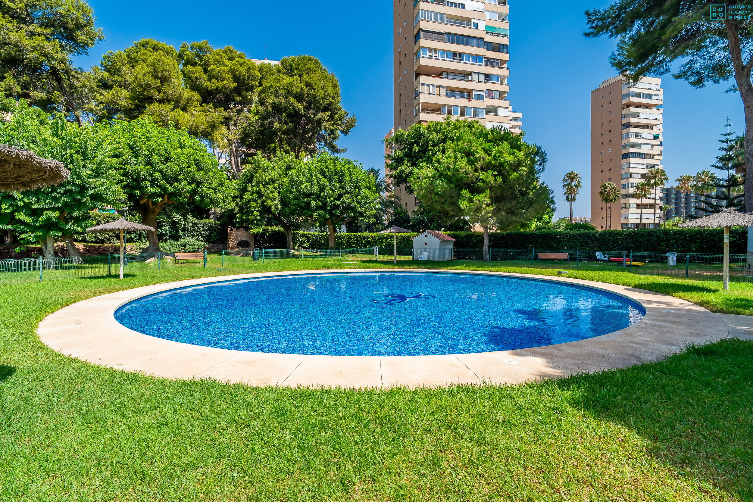 Apartamento vacacional con piscina y vistas al mar en Torremolinos