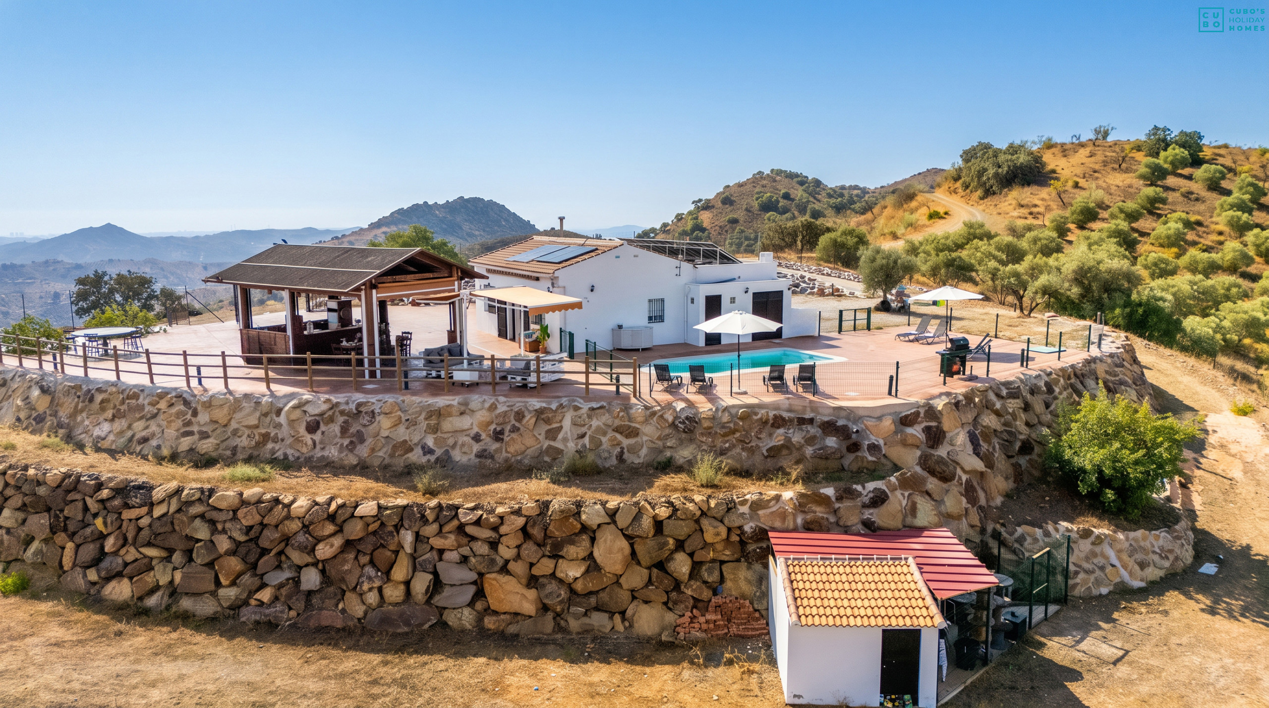 Casa rural con piscina y vistas a la montaña en Almogía