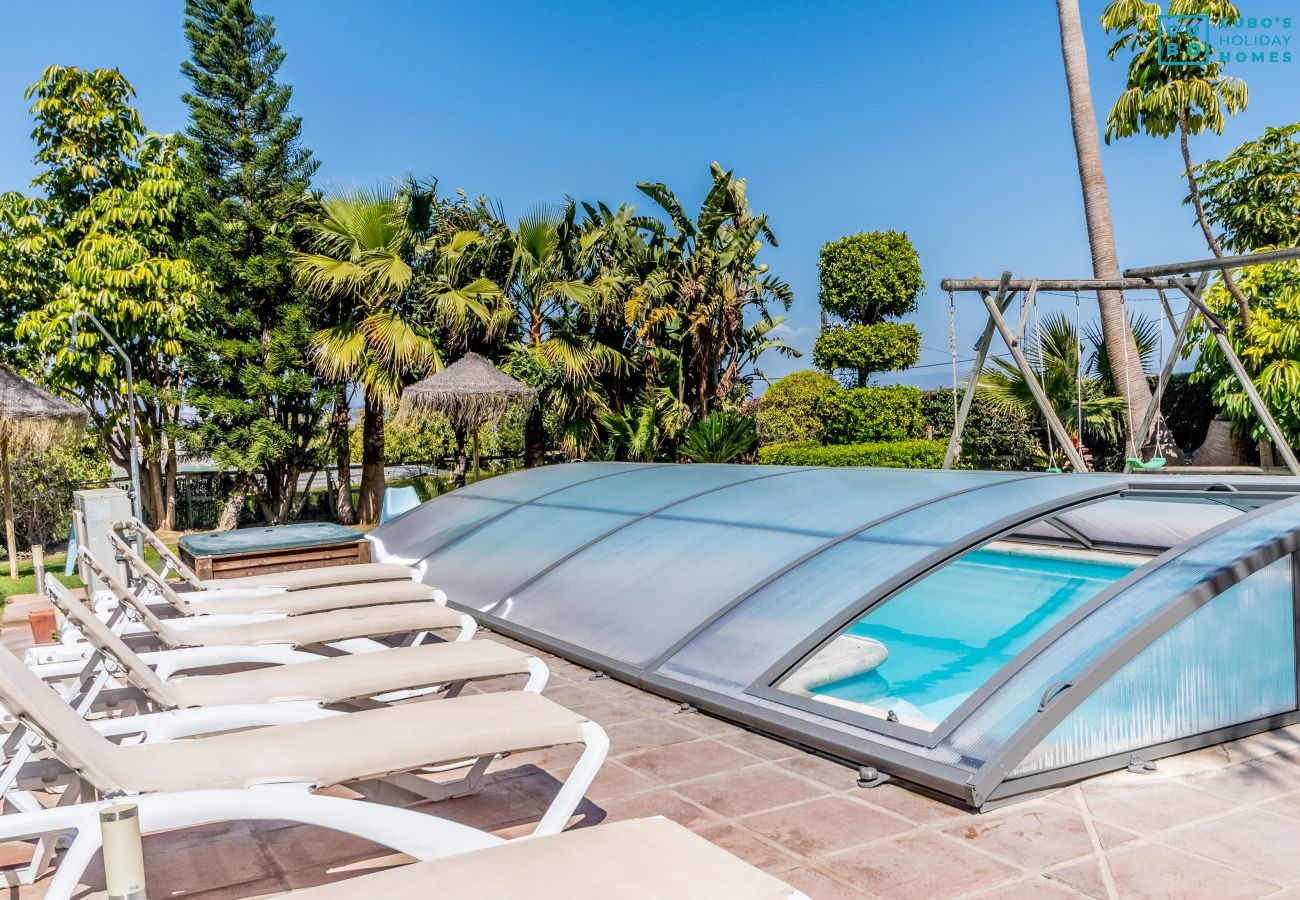 Piscina climatizada de esta villa en Alhaurín de la Torre